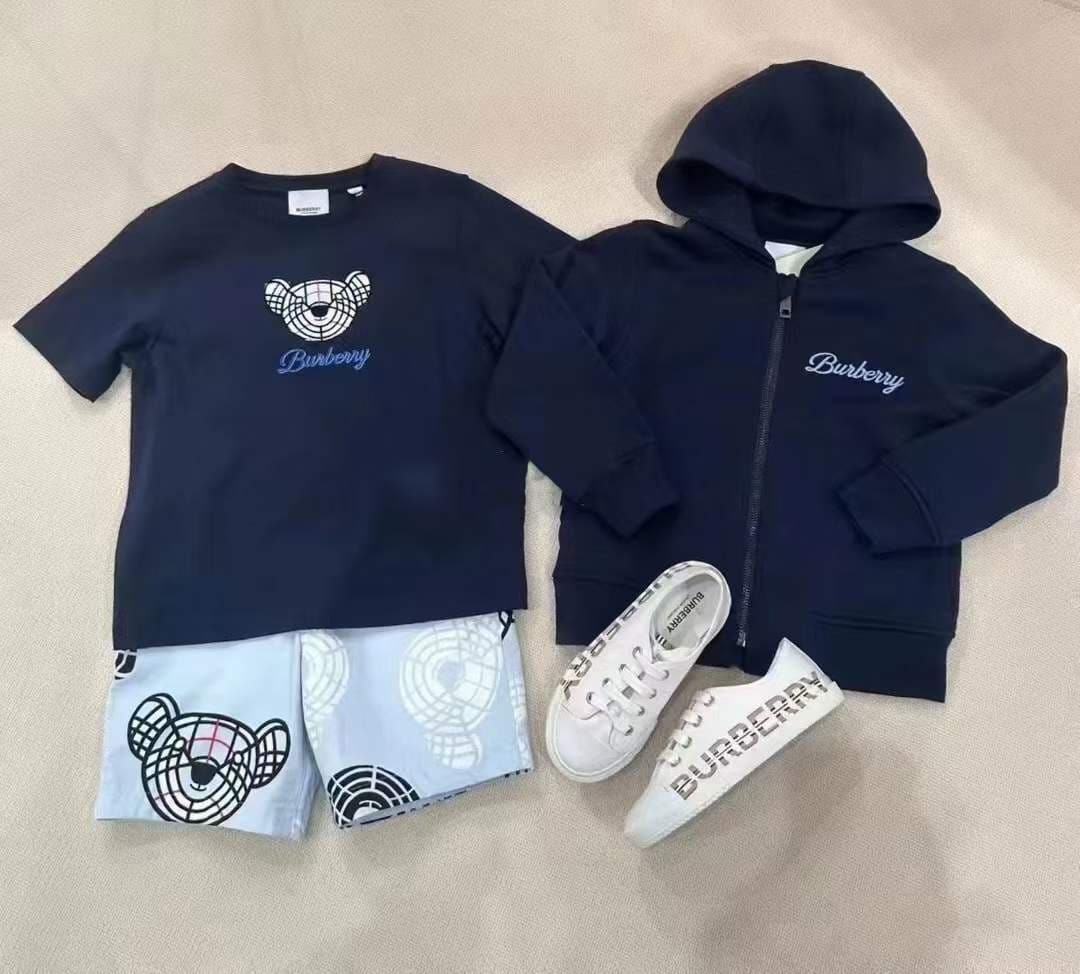 Burberry Kids Thomas bear cotton T-shirt and shorts in blue cotton material, and signature Teddy Bear motif embroidered logo to the front