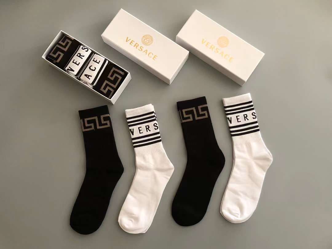 VC triped logo socks.