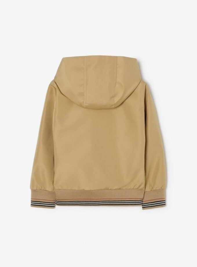 Burberry Kids
Beige coat with Vintage Check